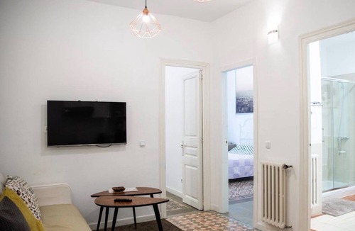 L'Antiga Esquerra de l'Eixample Apartment | Design Modernista 2-Bedroom with Balcony