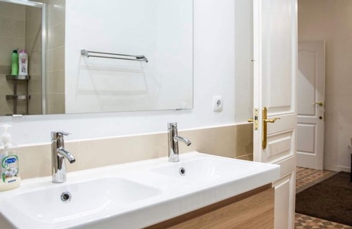 L'Antiga Esquerra de l'Eixample Apartment | Design Modernista 2-Bedroom with Balcony