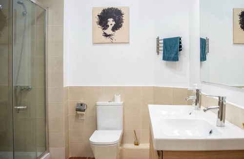 L'Antiga Esquerra de l'Eixample Apartment | Design Modernista 2-Bedroom with Balcony