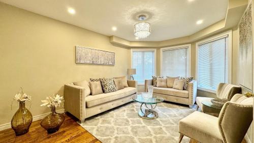 East Credit House | Designer 4BR Retreat, Luxe Living & Family-Friendly Fun