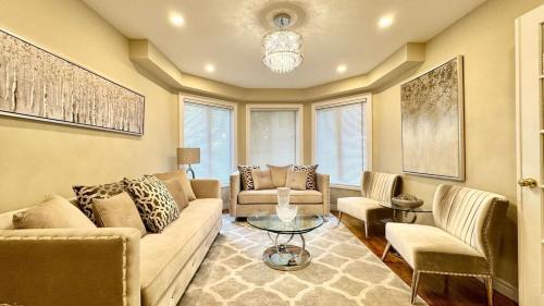 East Credit House | Designer 4BR Retreat, Luxe Living & Family-Friendly Fun