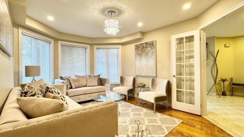 East Credit House | Designer 4BR Retreat, Luxe Living & Family-Friendly Fun