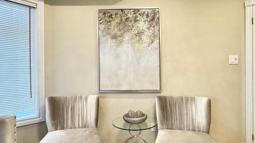 East Credit House | Designer 4BR Retreat, Luxe Living & Family-Friendly Fun