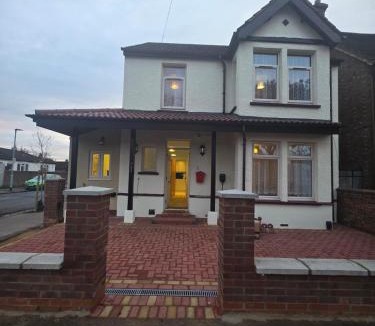 Bedford House | Designer Luxury 3BR Home Spacious & Serene