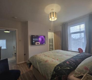 Bedford House | Designer Luxury 3BR Home Spacious & Serene