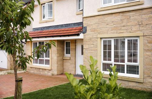 Mansewood House | Detached 5 Bedroom Home In Glasgow with Driveway