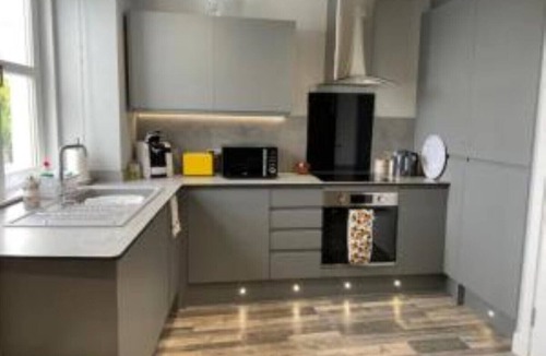 Kinghorn Apartment | Discover the Ultimate Retreat, W/hot Tub, Unwind and Recharge-100mtr From Beach