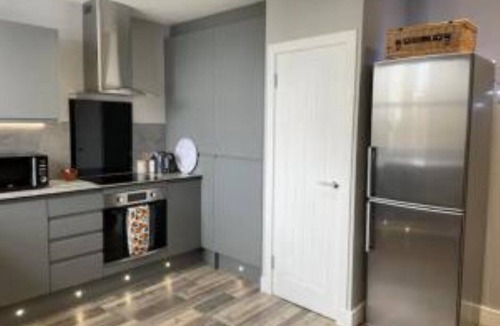 Kinghorn Apartment | Discover the Ultimate Retreat, W/hot Tub, Unwind and Recharge-100mtr From Beach