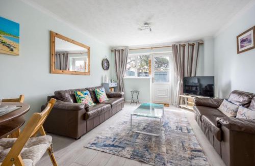 Poole House | Dolphin Cottage - Short walk to Poole Quay with Private Garden