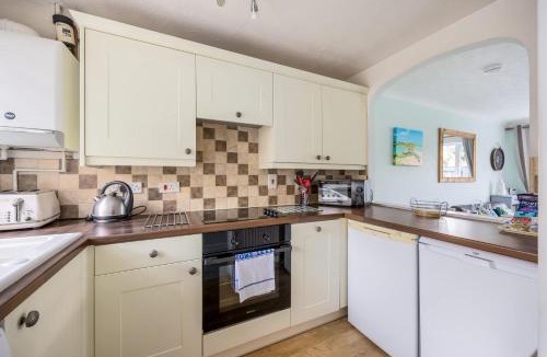 Poole House | Dolphin Cottage - Short walk to Poole Quay with Private Garden