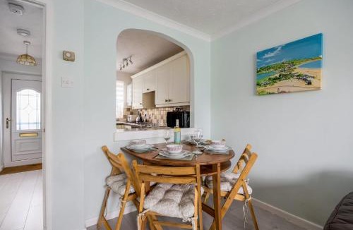 Poole House | Dolphin Cottage - Short walk to Poole Quay with Private Garden