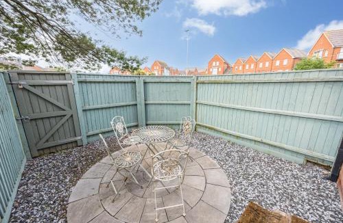 Poole House | Dolphin Cottage - Short walk to Poole Quay with Private Garden