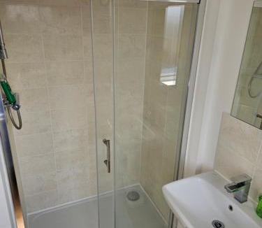 Dartford House | Double Bedroom in Dartford central- Private Toilet & Bathroom