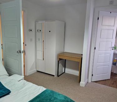 Dartford House | Double Bedroom in Dartford central- Private Toilet & Bathroom
