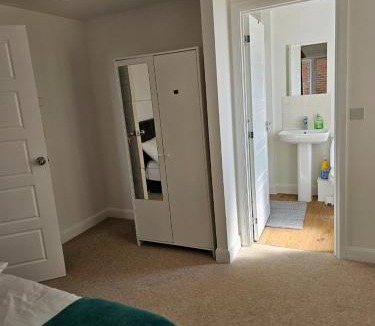 Dartford House | Double Bedroom in Dartford central- Private Toilet & Bathroom