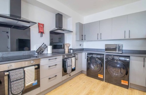 Grangemouth Apartment | Double Ensuite Room + Shared Kitchen + Fast Wi-Fi
