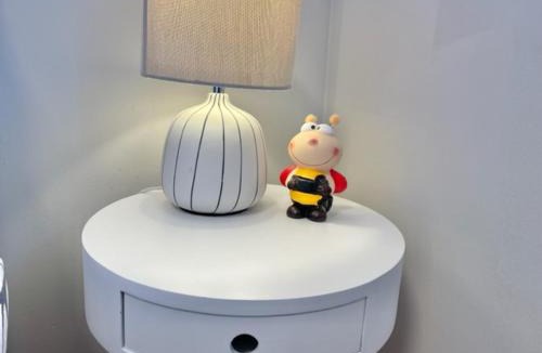 Ellemford House | Double room with private bathroom n parking direct connection to airport train station