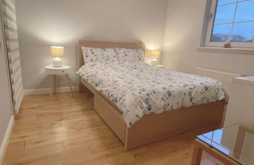 Ellemford House | Double room with private bathroom n parking direct connection to airport train station