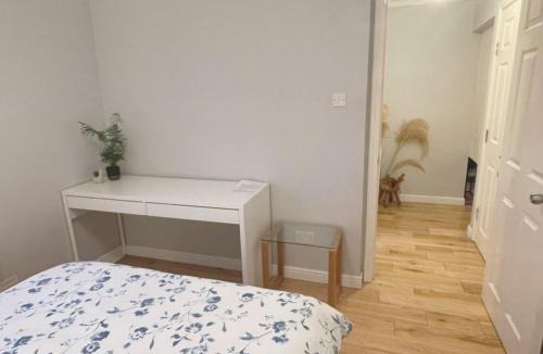 Ellemford House | Double room with private bathroom n parking direct connection to airport train station