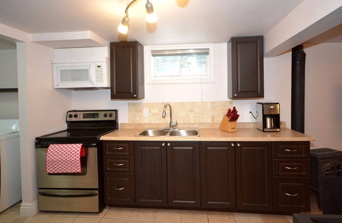 London Apartment | Downtown Quaint & Quiet Basement Apartment