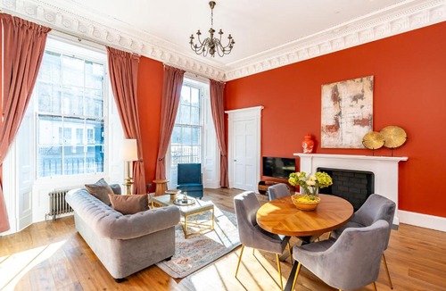 New Town Apartment | Dragon Suites Luxury Apartments at 9 Albyn Place