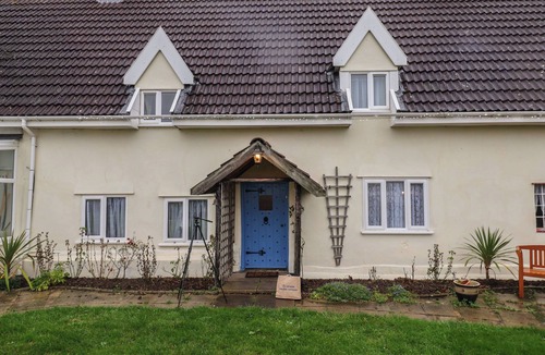 Diss Cottage | DRIFTWAY STABLES RETREAT, with open fire in Diss