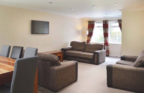 Lochgoilhead Apartment | Drimsynie Apartment 4 Hot Tub (Pet)