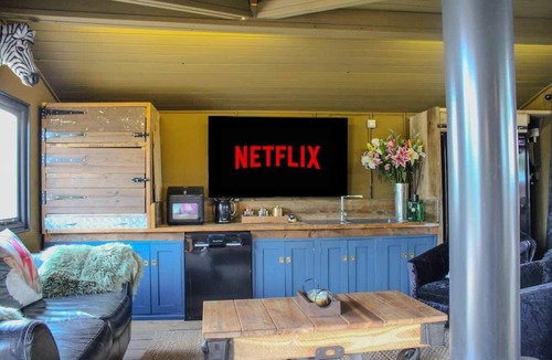 Glentham Cabin | Drumcoltran Cabin - Puppy Lounge, arcades, games room