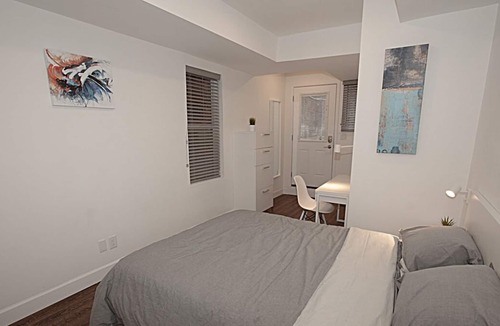 Cabbagetown South House | DUNDAS SQUARE Luxury Victorian Home w/Fireplace