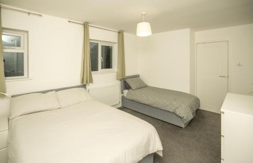 Dunstable House | Dunstable 3-Bed House Sleeps 6 Driveway Parking Near Town Centre & Transport Links Close to Whipsnade Zoo Ideal for Families & Contractors