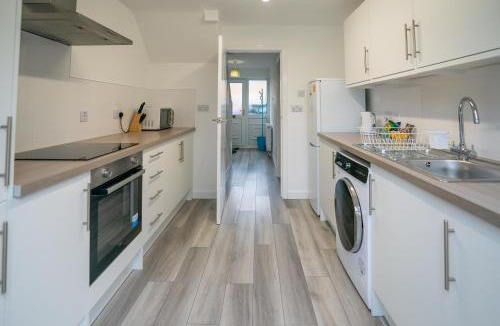 Dunstable House | Dunstable 3-Bed House Sleeps 6 Driveway Parking Near Town Centre & Transport Links Close to Whipsnade Zoo Ideal for Families & Contractors