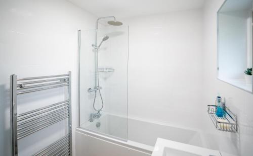 Dunstable House | Dunstable 3-Bed House Sleeps 6 Driveway Parking Near Town Centre & Transport Links Close to Whipsnade Zoo Ideal for Families & Contractors