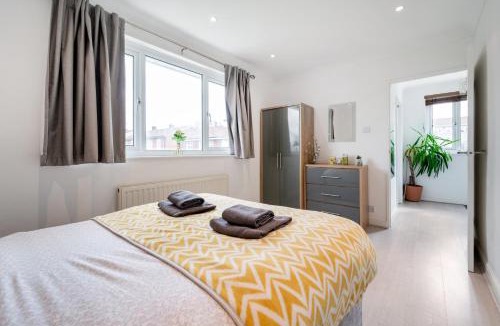 Hainault House | Dwellers Delight Living Ltd Serviced Accommodation, Chigwell, London 3 bedroom House, Upto 7 Guests, Free Wifi & Parking