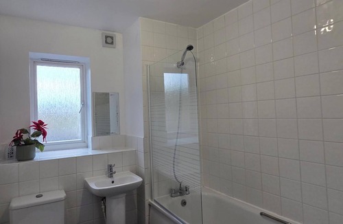 Chadwell Apartment | East London 2-Bed Ap Sleeps 4 near Hainault Forest