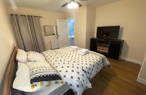 Becontree House | East London Entire House Stay