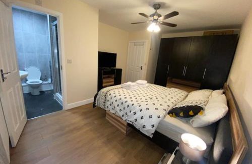 Becontree House | East London Entire House Stay