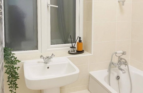 Lansbury House | East London Suites Room E