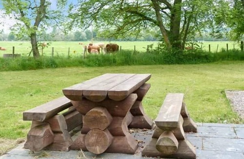 Marybank Cottage | EASTER URRAY FARMHOUSE, pet friendly, with hot tub in Muir Of Ord