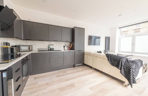 Leith Apartment | Edinburgh City Centre | Main Entrance | Entire Aprt | 4Bedroom | Newly Remodeled