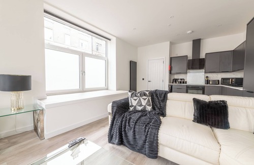 Leith Apartment | Edinburgh City Centre | Main Entrance | Entire Aprt | 4Bedroom | Newly Remodeled