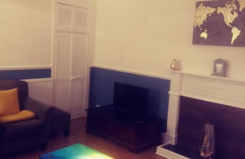 Restalrig Apartment | Edinburgh flat sleeps 4, free WiFi & parking