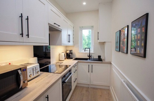 Glasgow Apartment | Elegant 2 Bedroom Flat in Giffnock