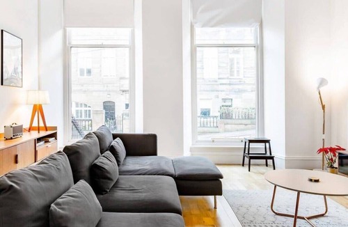 North West Apartment | Elegant 2 Bedroom Apartment in West End