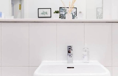 North West Apartment | Elegant 2 Bedroom Apartment in West End