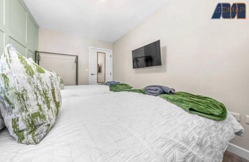 Paisley Apartment | Elegant 2Bed Sleeps 4 With Parking