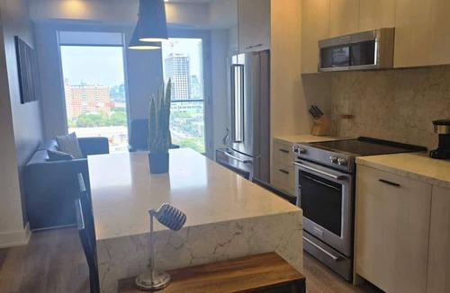 Downtown Toronto Apartment | Elegant 2BR Toronto for Rent w/City Views & Pool