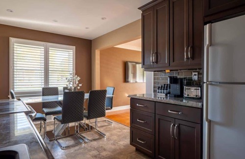 Niagara Falls House | Elegant 3BR, 2BH Retreat Minutes from the Falls