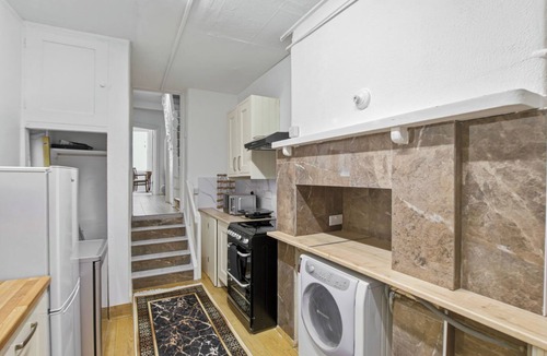 Grange Apartment | Elegant 3BR | Short London Commute | Fast Wi-Fi
