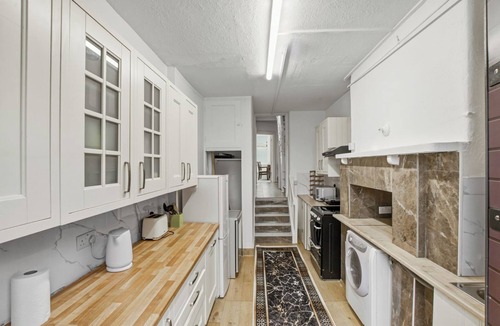 Grange Apartment | Elegant 3BR | Short London Commute | Fast Wi-Fi