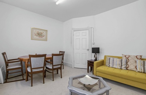 Grange Apartment | Elegant 3BR | Short London Commute | Fast Wi-Fi